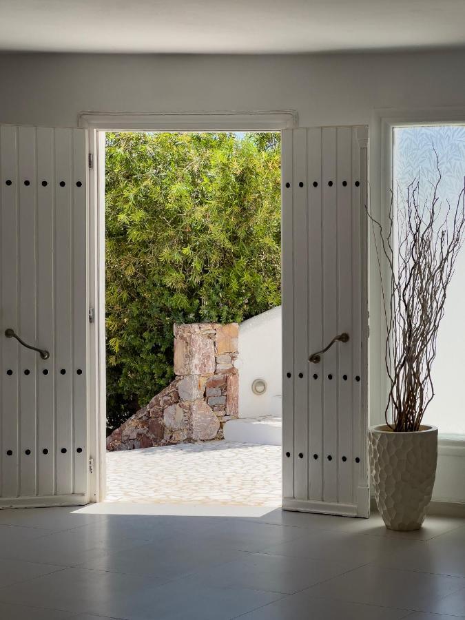 Aspalathras White Hotel Folegandros Town Bagian luar foto